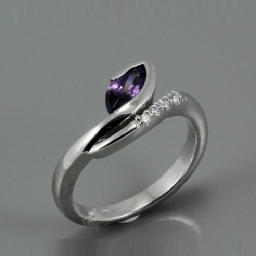 Dámský stříbrný prsten s fialovým kamenem 314AR94